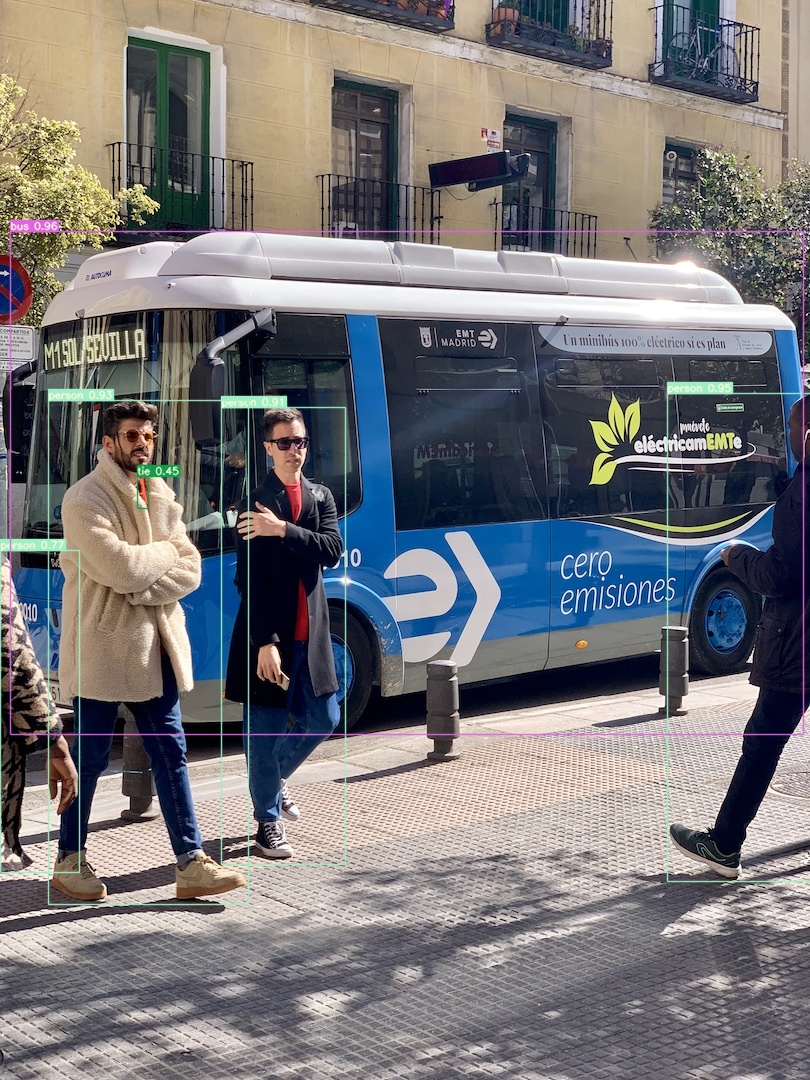 Prueba de inferencia de YOLOv7 en PyTorch sobre bus.jpg